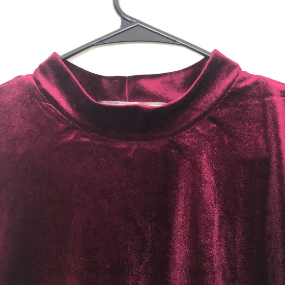 ✨Oona & Maud Top w/ Cut Out Shoulders✨ - Picture 3 of 5